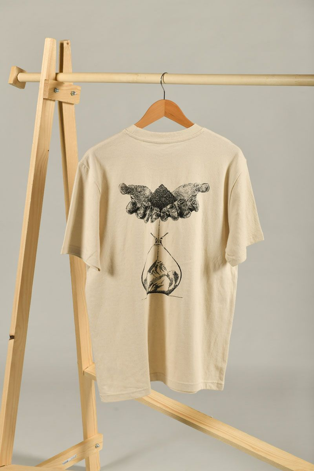 T-shirt beige sérigraphié - Œuvre montagne main sablier