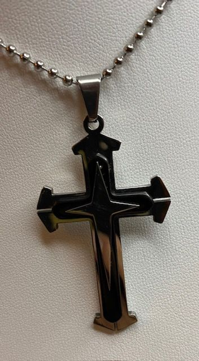 Collier avec pendentif croix 