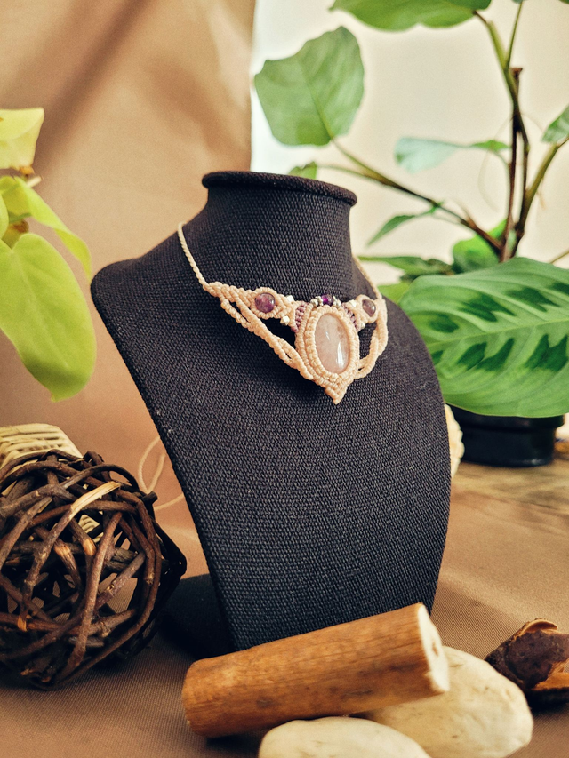 Collier proche du cou micro-macramé – pierre de quartz rose et améthyste