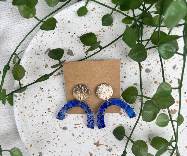 Boucles d’oreilles résine bleues et dorées à paillettes 
