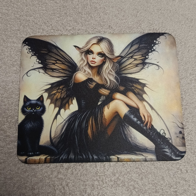 Fée noire et chat à gauche