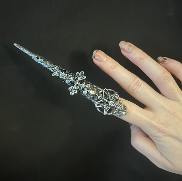Single satanic nail claw 