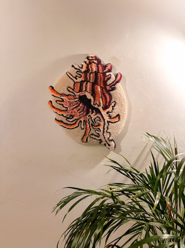 Tapis Coquillage – Tapis décoratif artisanal rose orangé en laine acrylique | Atelier Octopus
