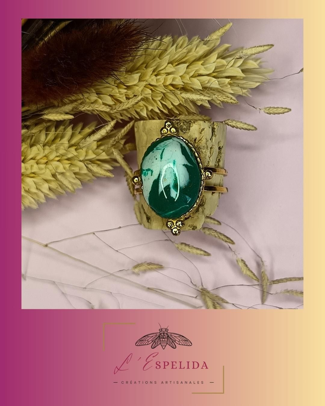 Bague dorée, cabochon ovale vert et blanc 