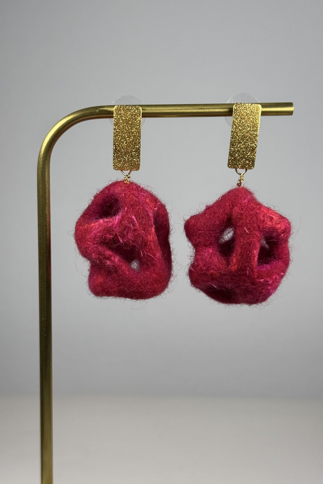 Feuerfeder - Kunstvolle Ohrringe mit eingefilzten Federn