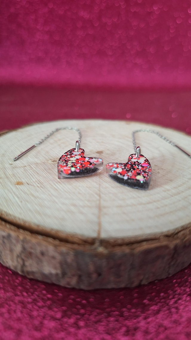 Boucles d&#039;oreilles à enfiler argentées cœurs paillettes Corails/blanches + encre noire 