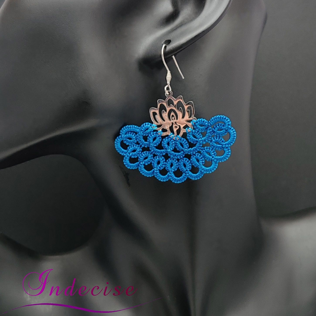 Boucles d'oreilles éventail bleu roi, crochets et pampilles en acier 316L - Création Indecise