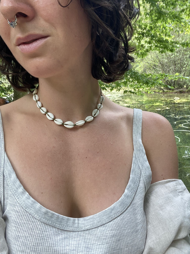 Cowrie shell choker braun 
