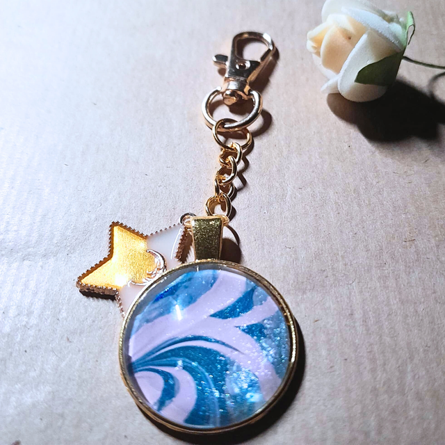 REVE ETOILE - Bijou de Sac - Bleu et rose - Métal doré