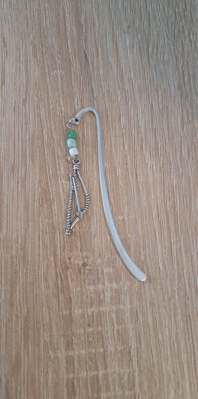 Marque-page artisanal arc et flèche en métal argenté, perles vertes