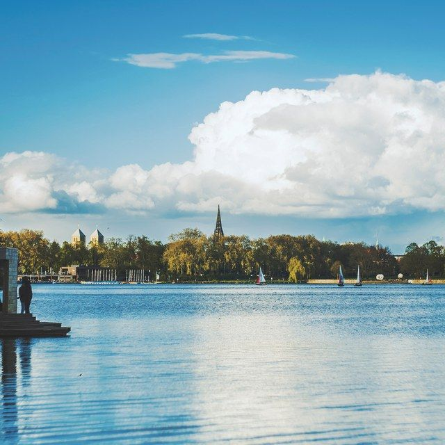 Aasee mit Kirchtürmen am Horizont