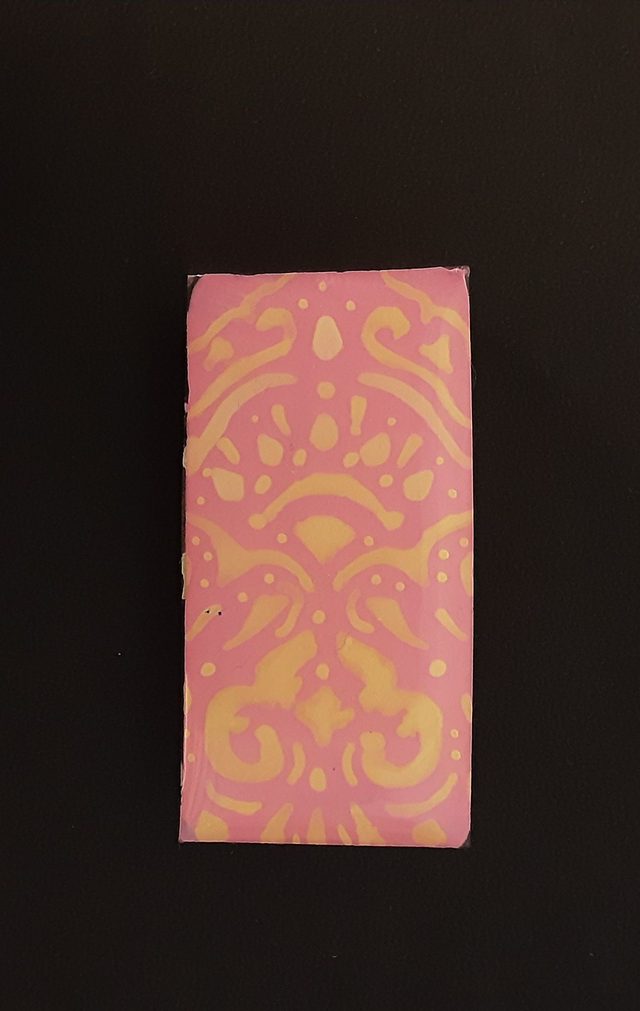 Broche petit rectangle collection Arabesque fond rose et arabesque jaune pâle