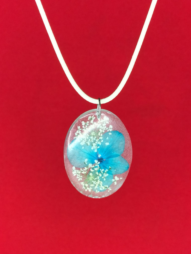Pendentif ovale et fleurs séchées