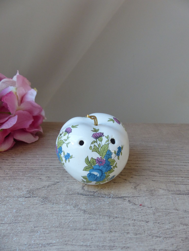 Boule Diffuseur de Parfum en Céramique Vintage – Pot Pourri Suspendu Forme Pomme, Décor Floral Bleu et Rose, Intérieur Féminin et Élégant