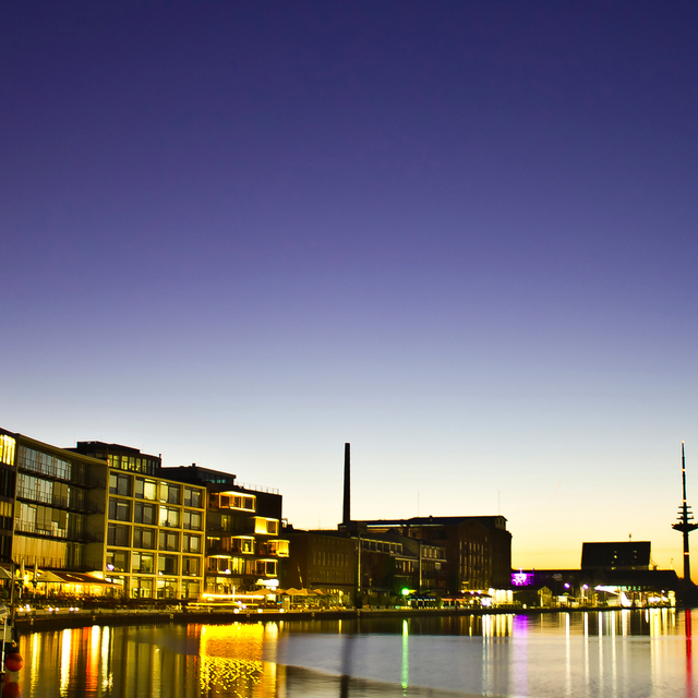 Kran und Turm bei Nacht
