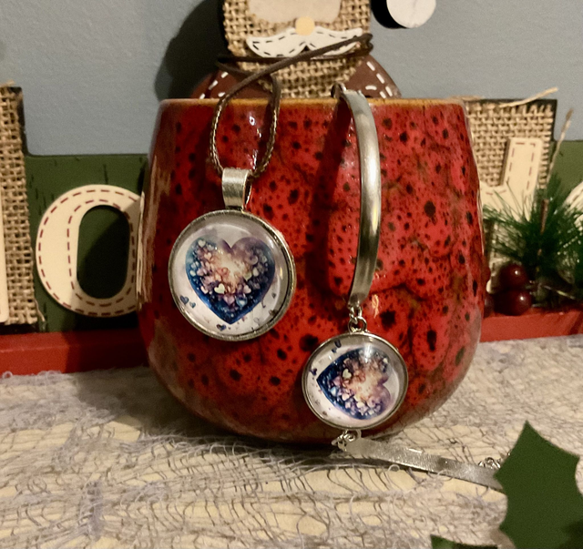 Handmade necklace and bracelet jewellery set. Coordinated jewellery