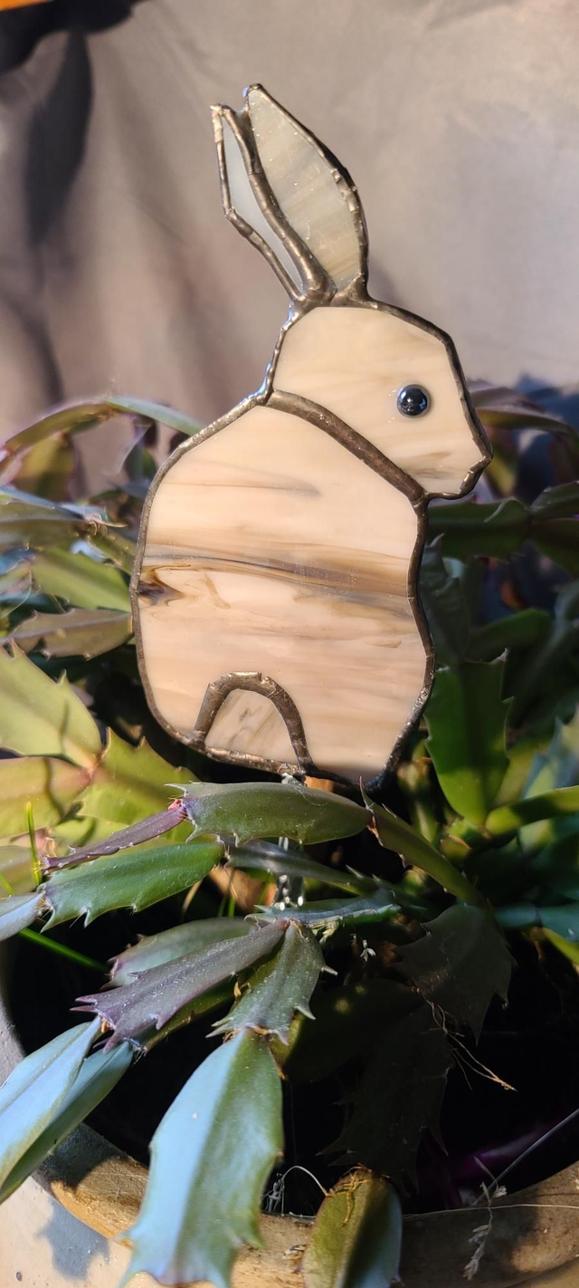 Lapin en verre opalescent gris et blanc marbré.  Numéro 5