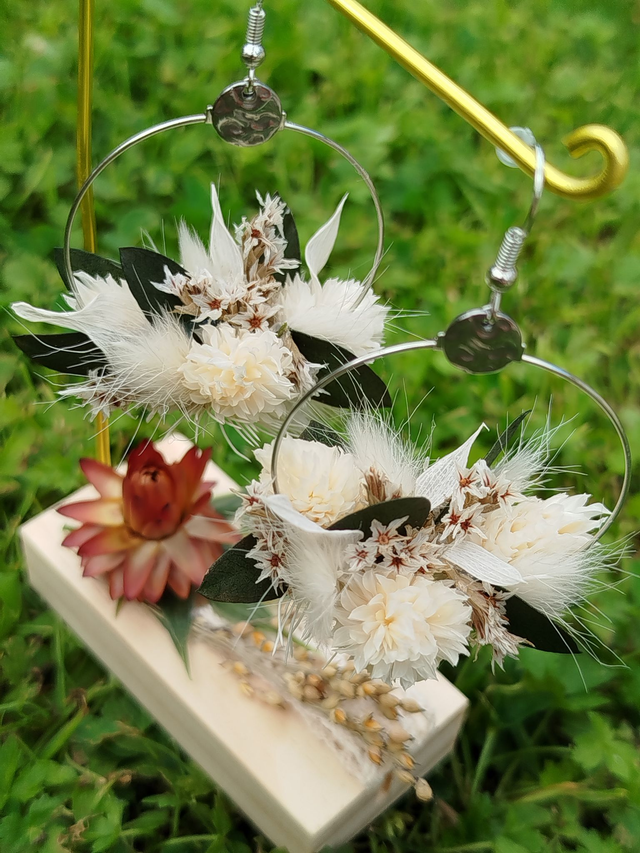 Boucles d'oreilles rondes argentées fleurs séchées ton blanc