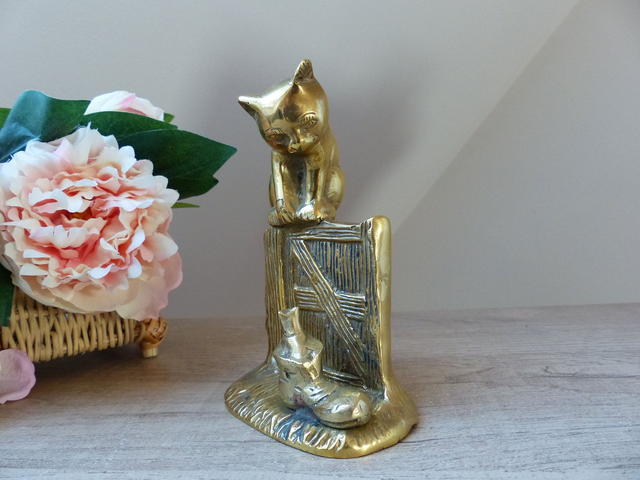 Figurine Vintage en Laiton Doré – Chat sur Clôture Regardant une Souris dans une Chaussure – Sculpture Artisanale Fait Main – Made in India