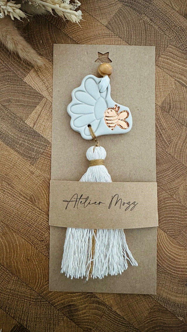 LITTLE BEE Suspension en argile pompon en macramé