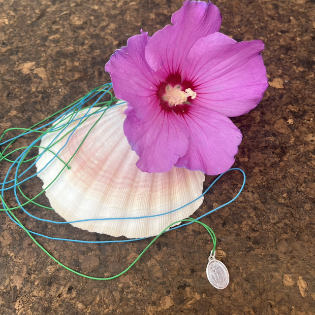 Médaille cordon vert et bleu turquoise nylon