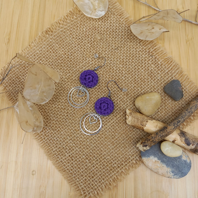 Boucles d&#039;oreille violettes et argentées, anneaux et cœurs 