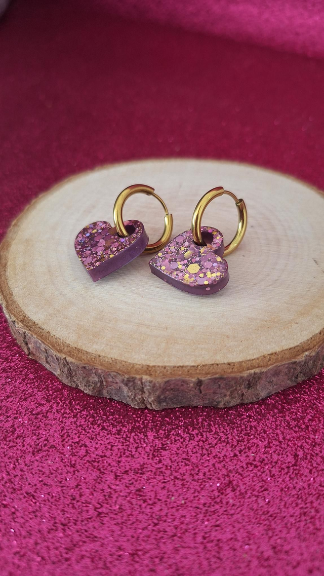 Boucles d'oreilles créoles dorées cœurs violets/paillettes dorées et roses