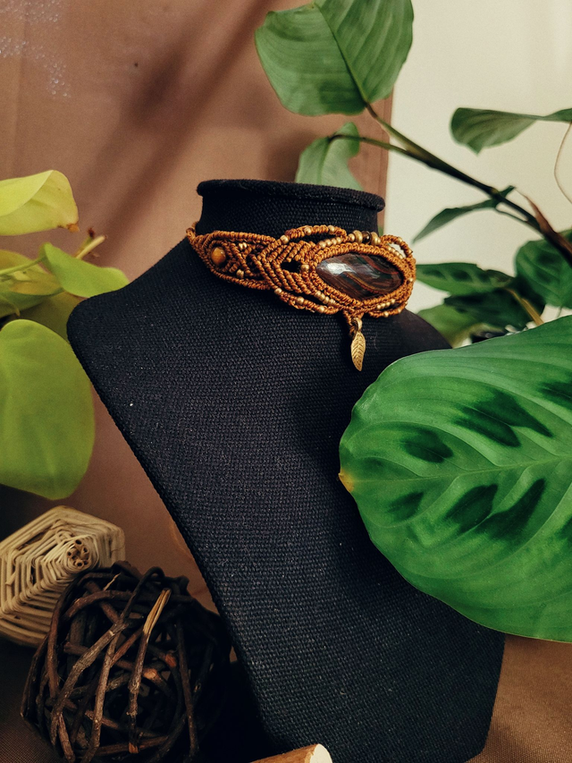 Ras de cou micro-macramé – pierre œil de fer et perles d’œil de tigre