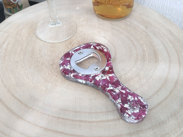 Décapsuleur aux pétales de fleurs prunes