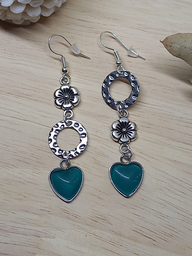 Boucles d&#039;oreilles asymétriques - cabochon cœur bleu-vert /  cercle texturé argenté / fleur / argenté