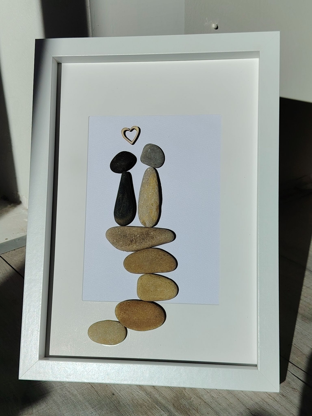Cadre décoratif en galets – Couple en équilibre,