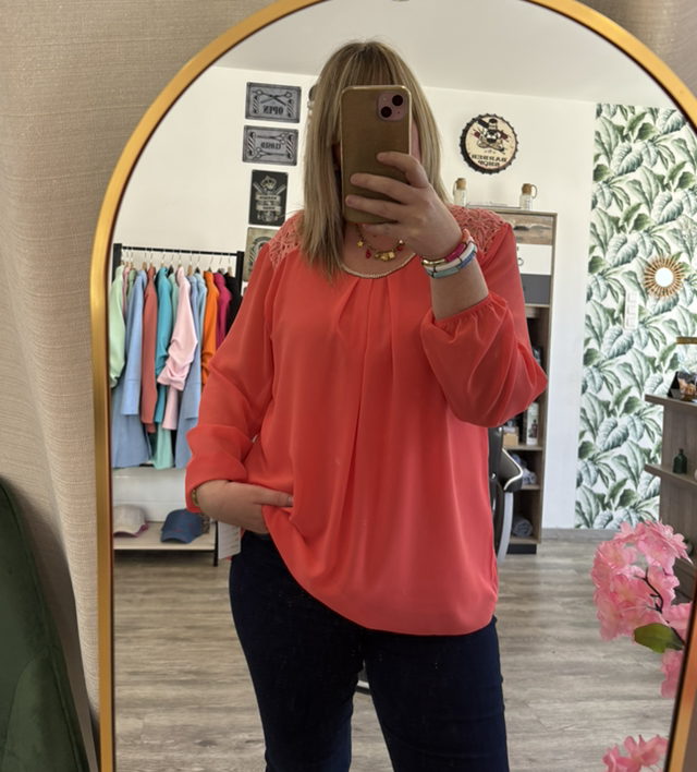 Chemisier fluide corail dentelle dans le dos 