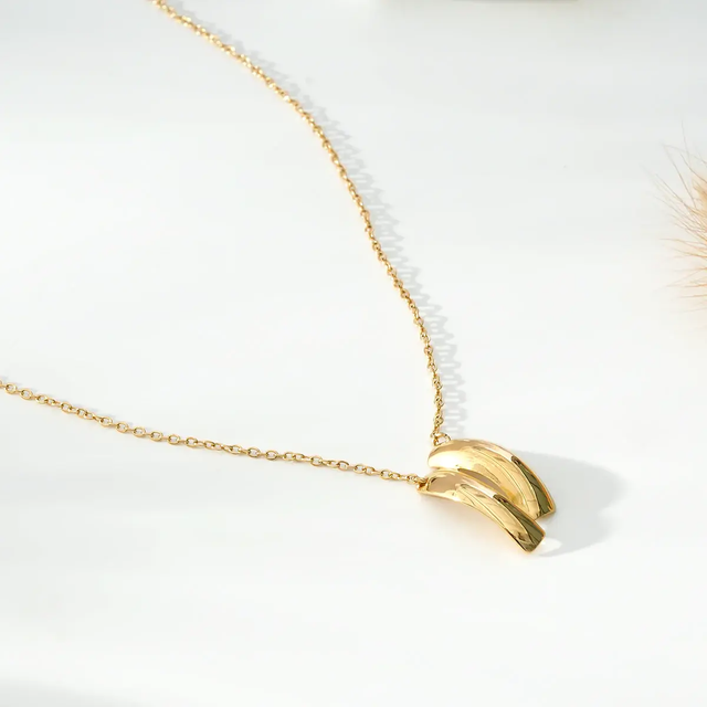 Collier Doré Pendentif Double Bandes Courbées Brillantes