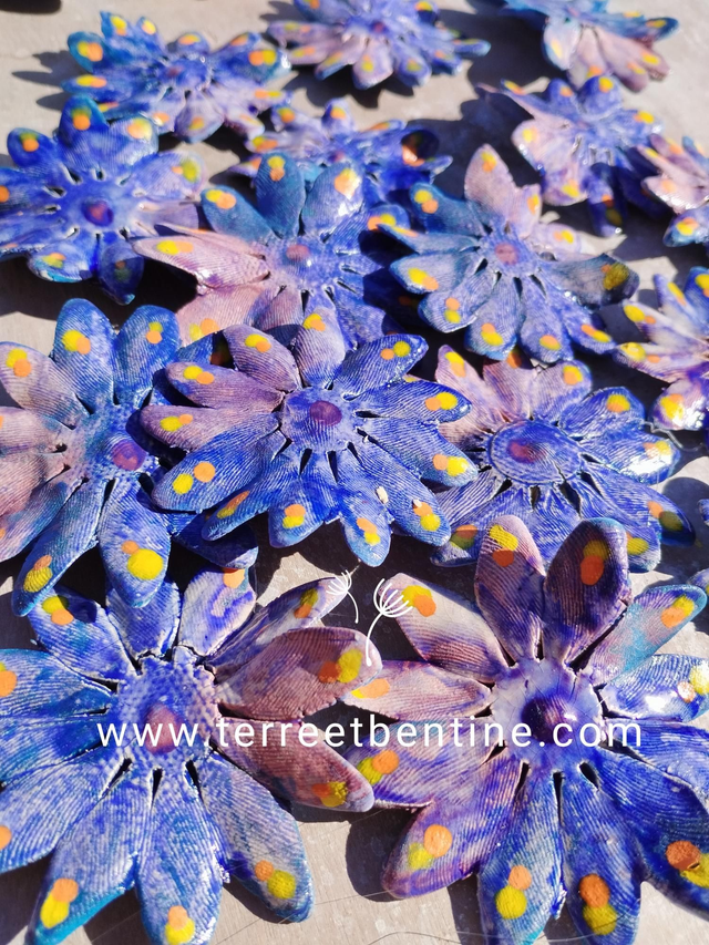 Fleurs en faïence bleues