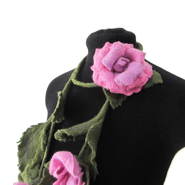 Collana infeltrita lana merino rosa rosa lilla spilla feltro Collana fatto a mano regali unici