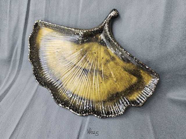 Ginkgo Black & Gold (W025)