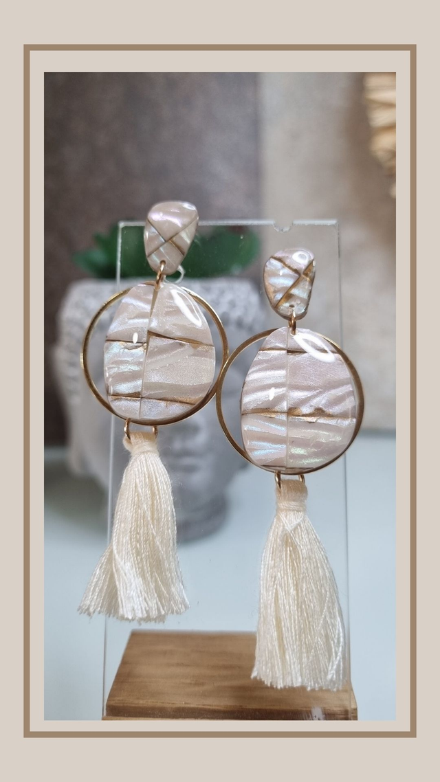 Boucles d&#039;oreilles collection nacre blanc pompon 