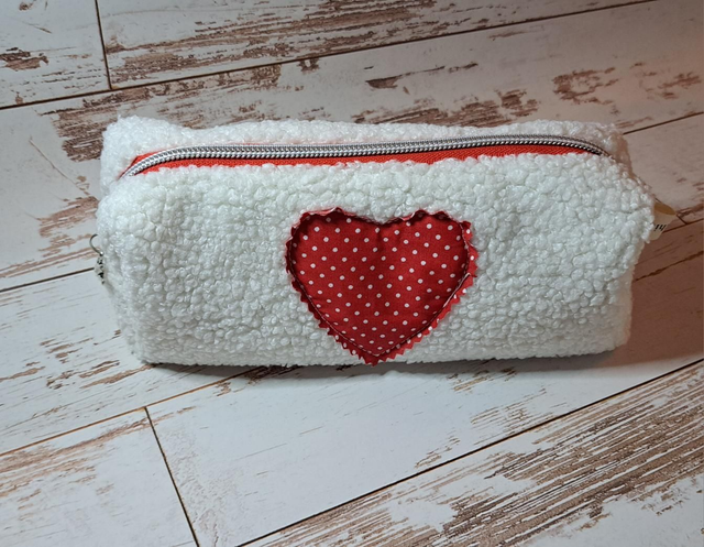 Trousse moumoute blanche à cœur rouge