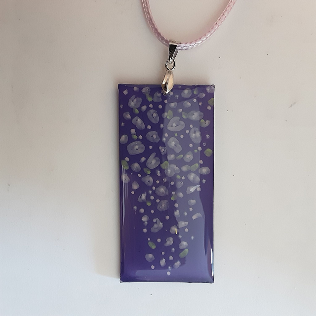 pendentif grand rectangle fond mauve et décor petite fleurs mauves pâles