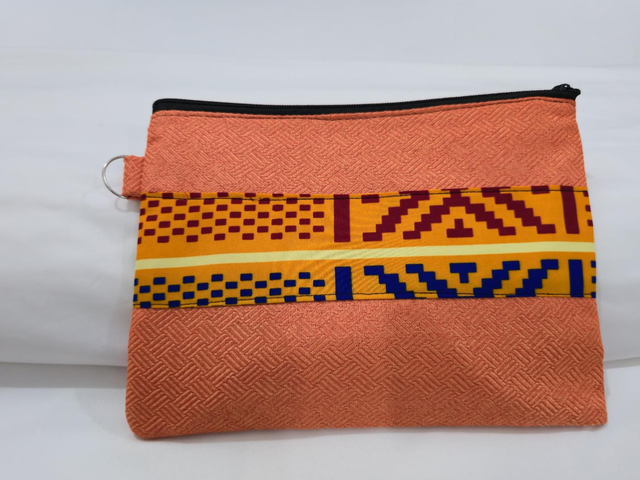 Pochette orange avec une bande de tissu wax