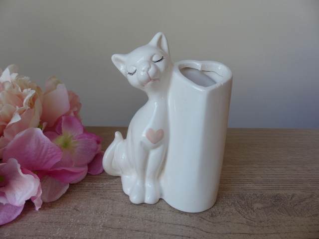 Vase en céramique chat blanc avec coeur rose, chat rétro shabby chic, figurine chat d'amour décoration maison de campagne cadeau collection
