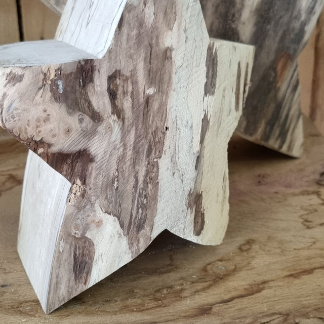Rustikaler Stern aus Holz – gebürstete Oberfläche