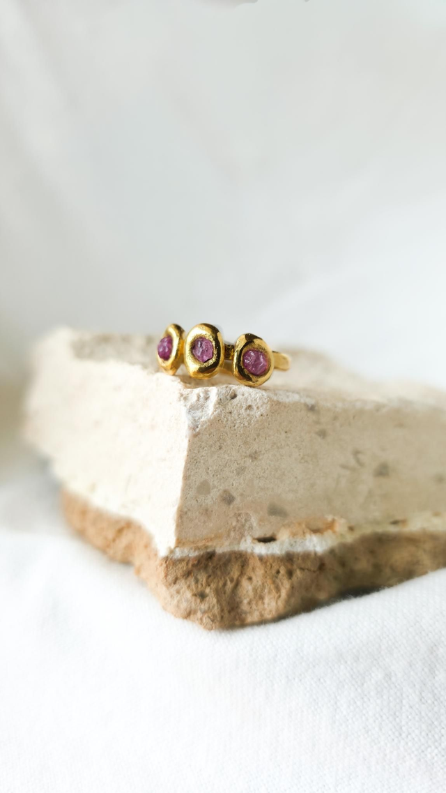 Anel Três Safiras Rosa em Bruto