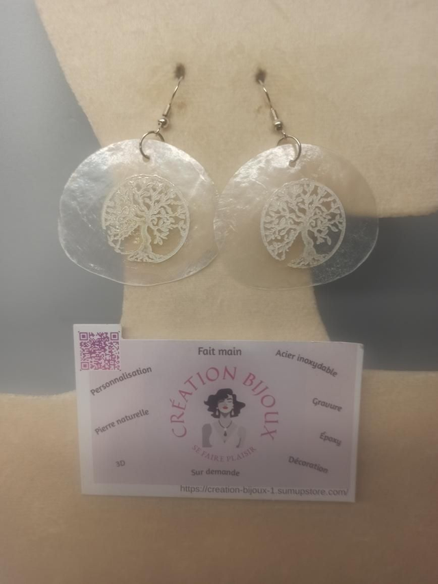 Boucle d'oreille nacre gravé