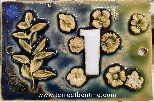 1 Chiffre + motif en bas relief en grès 