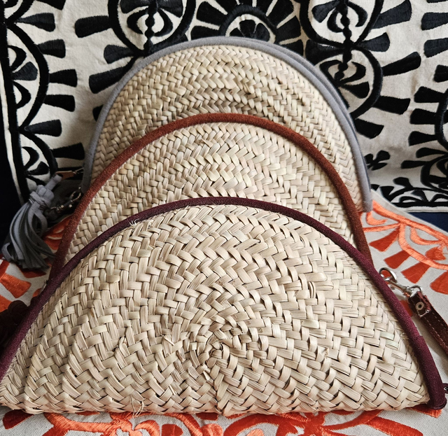 Pochette marocaine "Malika" en feuilles de palmier, pompon en cuir faite main  