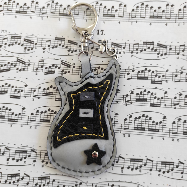 Porte clés guitare en cuir 