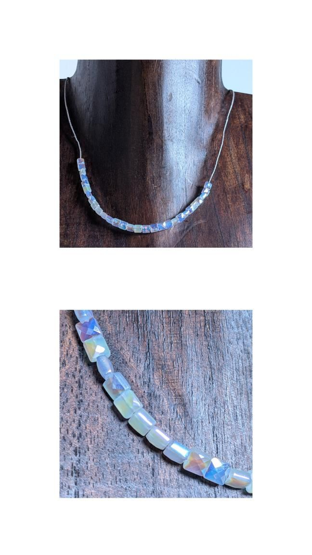 Collier petits carrés en verre effet nacré monté sur fil de lin réglable avec chaîne d'extension en acier inoxydable doré, pièce unique 