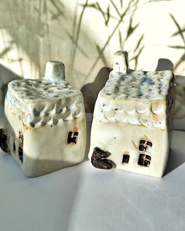 Ceramiczny domek z nakrapianym dachem i mikro kotkiem