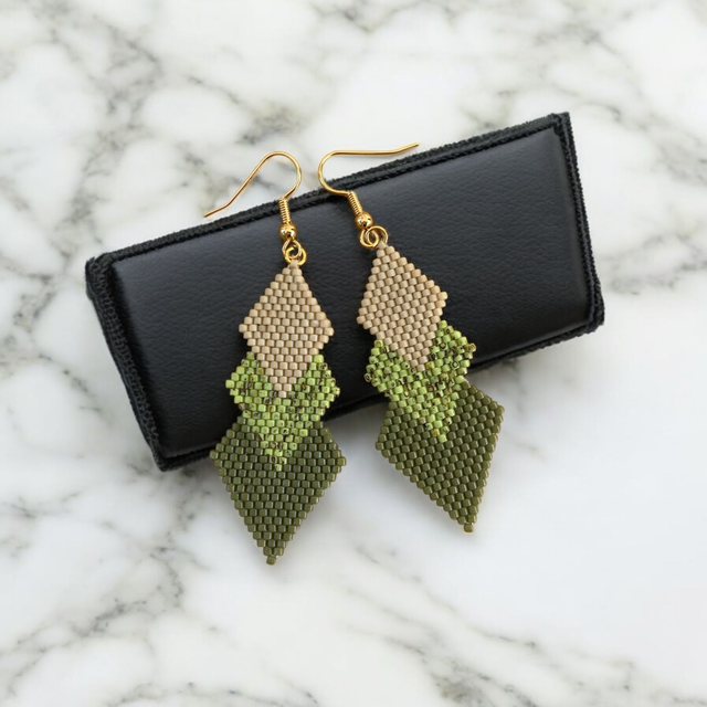 Boucles d'oreilles trio de losanges tons beige et vert